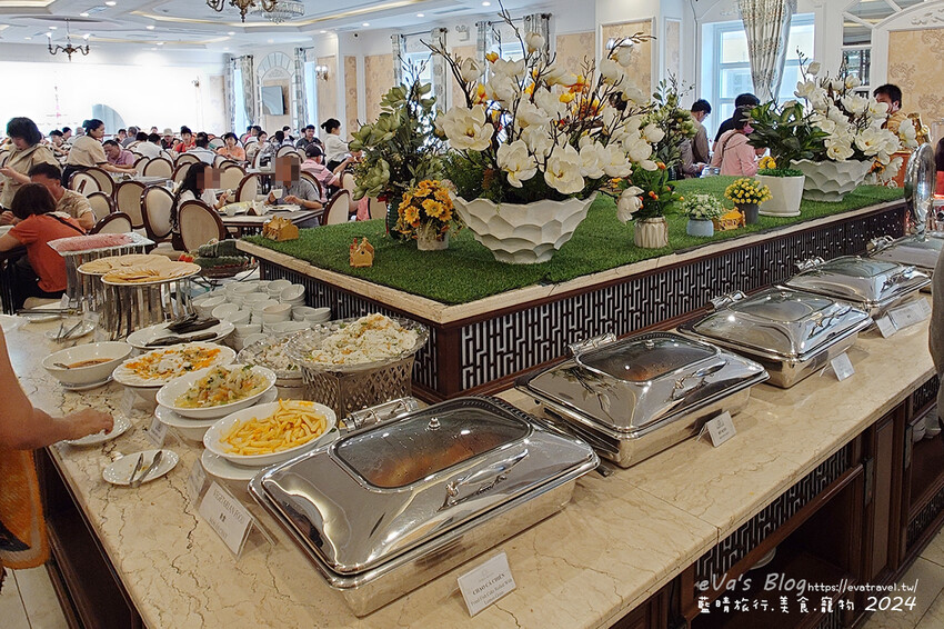 【越南旅遊】Eden Ocean View Đà Nẵng 峴港伊甸海景飯店，飯店對面就是美溪沙灘，房間簡潔乾淨住著舒適，打開窗簾就可以看到大海、夕陽景色還有比基尼唷!。越南住宿