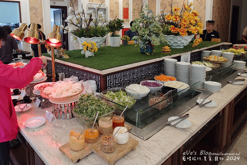 【越南旅遊】Eden Ocean View Đà Nẵng 峴港伊甸海景飯店，飯店對面就是美溪沙灘，房間簡潔乾淨住著舒適，打開窗簾就可以看到大海、夕陽景色還有比基尼唷!。越南住宿