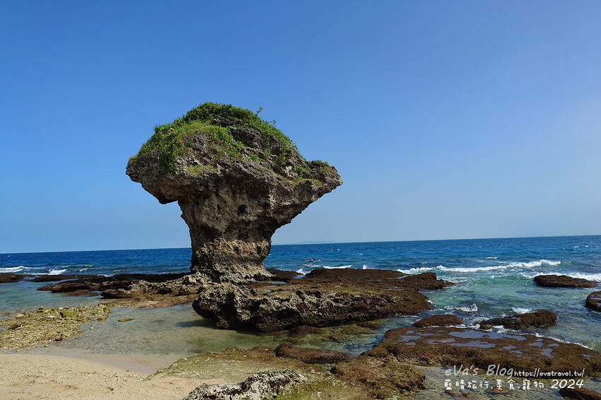 【小琉球景點】花瓶岩是一塊隆起的珊瑚礁石,長期受海水的侵蝕,形狀酷似一個巨大的花瓶,你(妳)覺得花瓶岩看起來像花瓶嗎?我覺得像綠花椰菜、駝鳥、火雞。小琉球旅行