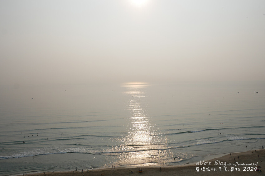 【越南旅遊】Eden Ocean View Đà Nẵng 峴港伊甸海景飯店，飯店對面就是美溪沙灘，房間簡潔乾淨住著舒適，打開窗簾就可以看到大海、夕陽景色還有比基尼唷!。越南住宿