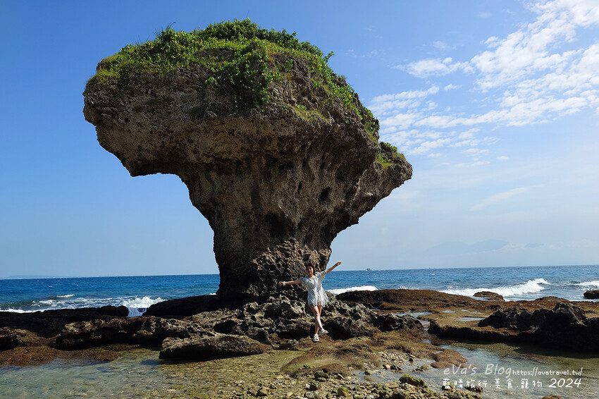 【小琉球景點】花瓶岩是一塊隆起的珊瑚礁石,長期受海水的侵蝕,形狀酷似一個巨大的花瓶,你(妳)覺得花瓶岩看起來像花瓶嗎?我覺得像綠花椰菜、駝鳥、火雞。小琉球旅行
