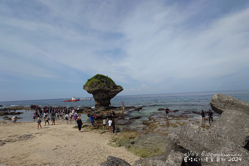【小琉球景點】花瓶岩是一塊隆起的珊瑚礁石,長期受海水的侵蝕,形狀酷似一個巨大的花瓶,你(妳)覺得花瓶岩看起來像花瓶嗎?我覺得像綠花椰菜、駝鳥、火雞。小琉球旅行
