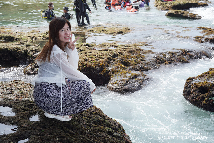【小琉球景點】花瓶岩是一塊隆起的珊瑚礁石,長期受海水的侵蝕,形狀酷似一個巨大的花瓶,你(妳)覺得花瓶岩看起來像花瓶嗎?我覺得像綠花椰菜、駝鳥、火雞。小琉球旅行