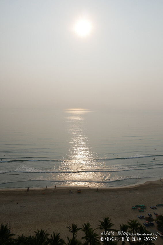 【越南旅遊】Eden Ocean View Đà Nẵng 峴港伊甸海景飯店，飯店對面就是美溪沙灘，房間簡潔乾淨住著舒適，打開窗簾就可以看到大海、夕陽景色還有比基尼唷!。越南住宿