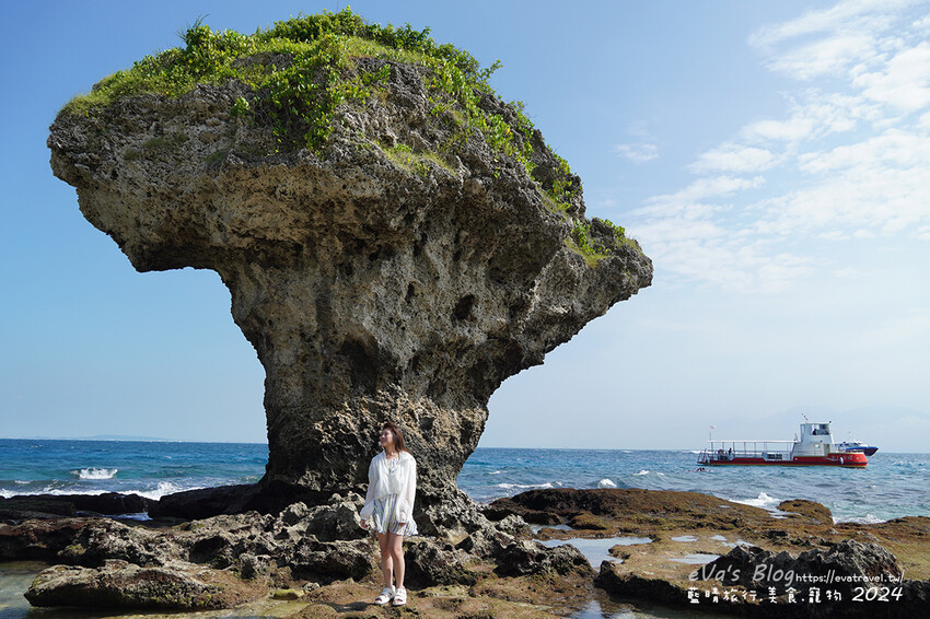 【小琉球景點】花瓶岩是一塊隆起的珊瑚礁石,長期受海水的侵蝕,形狀酷似一個巨大的花瓶,你(妳)覺得花瓶岩看起來像花瓶嗎?我覺得像綠花椰菜、駝鳥、火雞。小琉球旅行