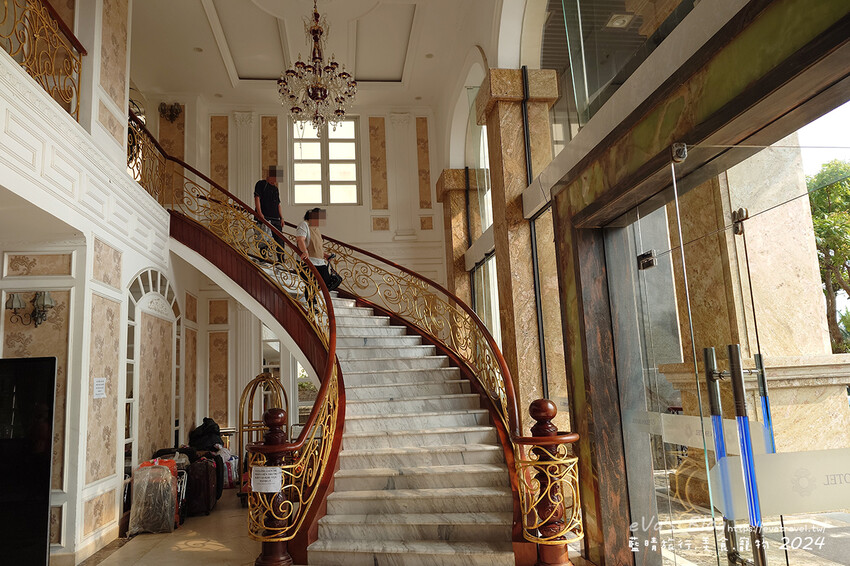 【越南旅遊】Eden Ocean View Đà Nẵng 峴港伊甸海景飯店，飯店對面就是美溪沙灘，房間簡潔乾淨住著舒適，打開窗簾就可以看到大海、夕陽景色還有比基尼唷!。越南住宿