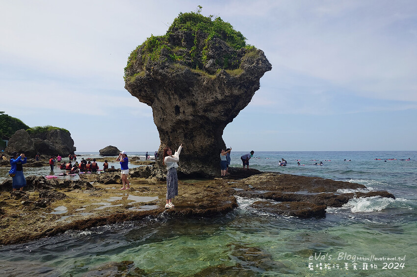 【小琉球景點】花瓶岩是一塊隆起的珊瑚礁石,長期受海水的侵蝕,形狀酷似一個巨大的花瓶,你(妳)覺得花瓶岩看起來像花瓶嗎?我覺得像綠花椰菜、駝鳥、火雞。小琉球旅行