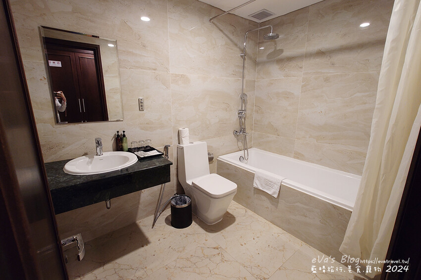 【越南旅遊】Eden Ocean View Đà Nẵng 峴港伊甸海景飯店，飯店對面就是美溪沙灘，房間簡潔乾淨住著舒適，打開窗簾就可以看到大海、夕陽景色還有比基尼唷!。越南住宿