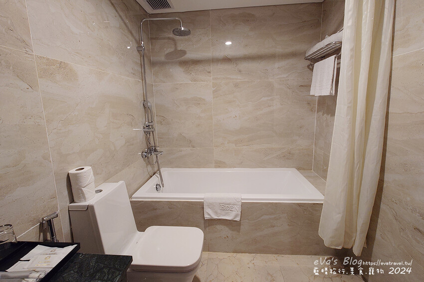 【越南旅遊】Eden Ocean View Đà Nẵng 峴港伊甸海景飯店，飯店對面就是美溪沙灘，房間簡潔乾淨住著舒適，打開窗簾就可以看到大海、夕陽景色還有比基尼唷!。越南住宿