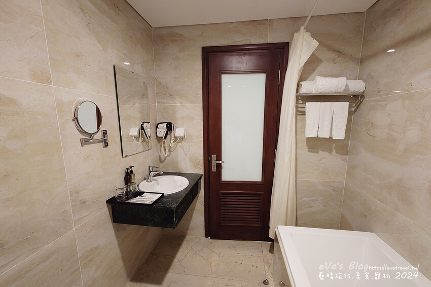 【越南旅遊】Eden Ocean View Đà Nẵng 峴港伊甸海景飯店，飯店對面就是美溪沙灘，房間簡潔乾淨住著舒適，打開窗簾就可以看到大海、夕陽景色還有比基尼唷!。越南住宿