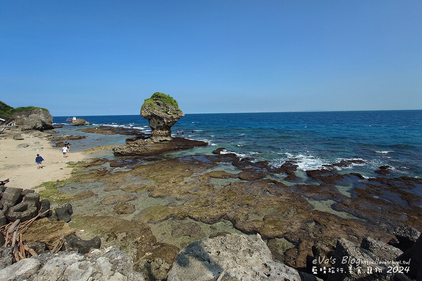 【小琉球景點】花瓶岩是一塊隆起的珊瑚礁石,長期受海水的侵蝕,形狀酷似一個巨大的花瓶,你(妳)覺得花瓶岩看起來像花瓶嗎?我覺得像綠花椰菜、駝鳥、火雞。小琉球旅行