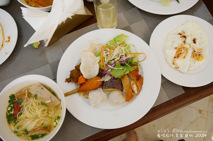 【越南旅遊】Eden Ocean View Đà Nẵng 峴港伊甸海景飯店，飯店對面就是美溪沙灘，房間簡潔乾淨住著舒適，打開窗簾就可以看到大海、夕陽景色還有比基尼唷!。越南住宿