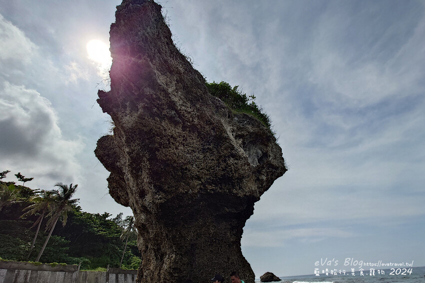 【小琉球景點】花瓶岩是一塊隆起的珊瑚礁石,長期受海水的侵蝕,形狀酷似一個巨大的花瓶,你(妳)覺得花瓶岩看起來像花瓶嗎?我覺得像綠花椰菜、駝鳥、火雞。小琉球旅行
