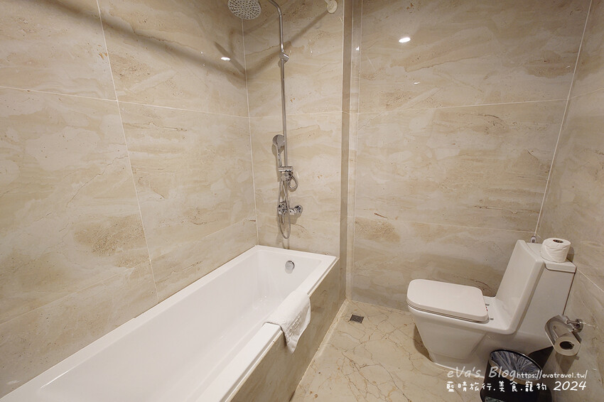 【越南旅遊】Eden Ocean View Đà Nẵng 峴港伊甸海景飯店，飯店對面就是美溪沙灘，房間簡潔乾淨住著舒適，打開窗簾就可以看到大海、夕陽景色還有比基尼唷!。越南住宿