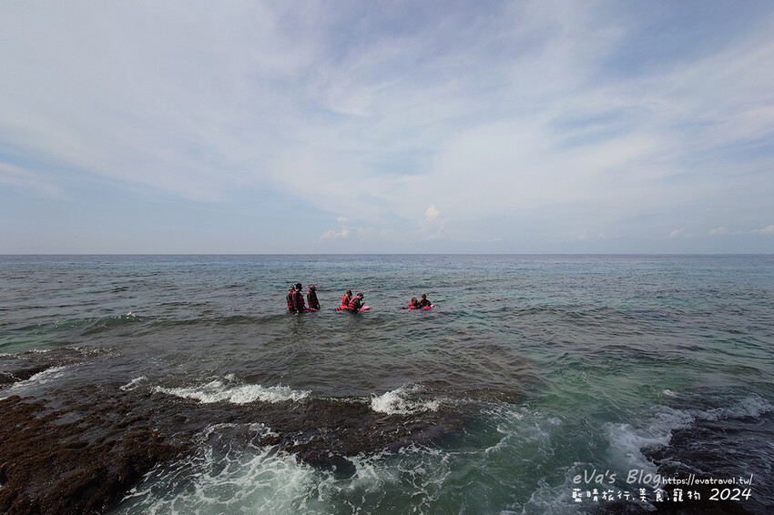 【小琉球景點】花瓶岩是一塊隆起的珊瑚礁石,長期受海水的侵蝕,形狀酷似一個巨大的花瓶,你(妳)覺得花瓶岩看起來像花瓶嗎?我覺得像綠花椰菜、駝鳥、火雞。小琉球旅行