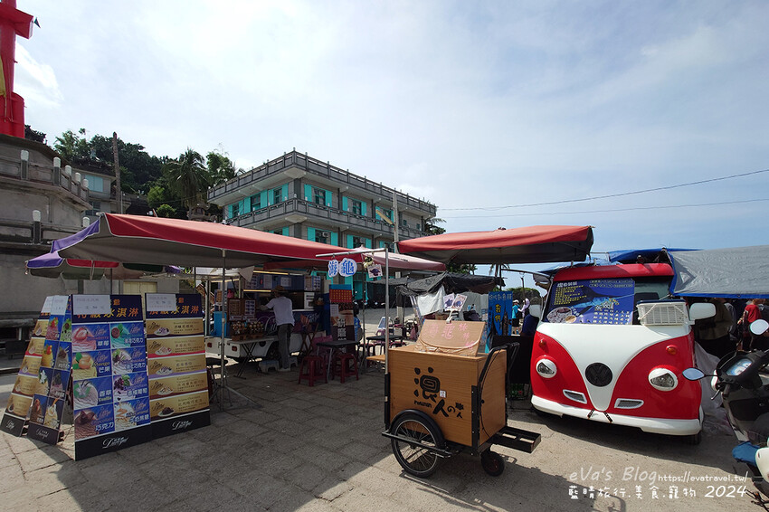 【小琉球景點】花瓶岩是一塊隆起的珊瑚礁石,長期受海水的侵蝕,形狀酷似一個巨大的花瓶,你(妳)覺得花瓶岩看起來像花瓶嗎?我覺得像綠花椰菜、駝鳥、火雞。小琉球旅行