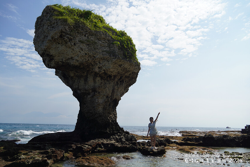 【小琉球景點】花瓶岩是一塊隆起的珊瑚礁石,長期受海水的侵蝕,形狀酷似一個巨大的花瓶,你(妳)覺得花瓶岩看起來像花瓶嗎?我覺得像綠花椰菜、駝鳥、火雞。小琉球旅行