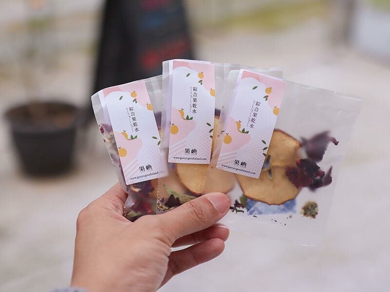 新竹寶山採草莓！菓匠農場免門票無農藥，高架種植夢幻白草莓、桃薰草莓開採。