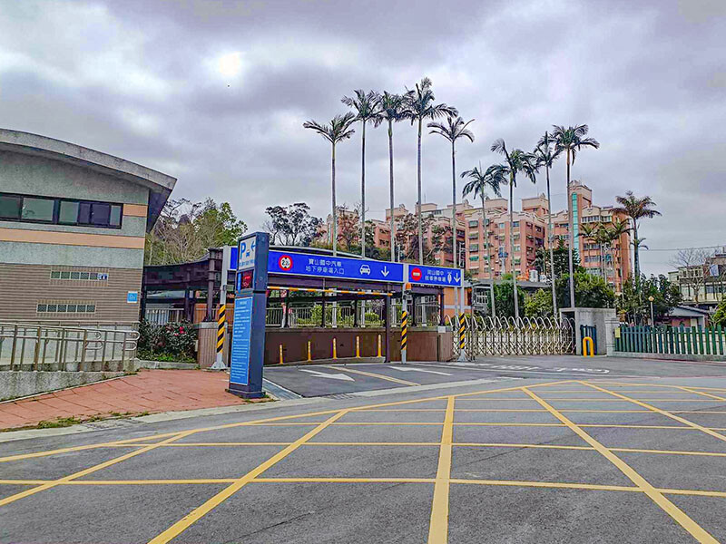 新竹寶山採草莓！菓匠農場免門票無農藥，高架種植夢幻白草莓、桃薰草莓開採。