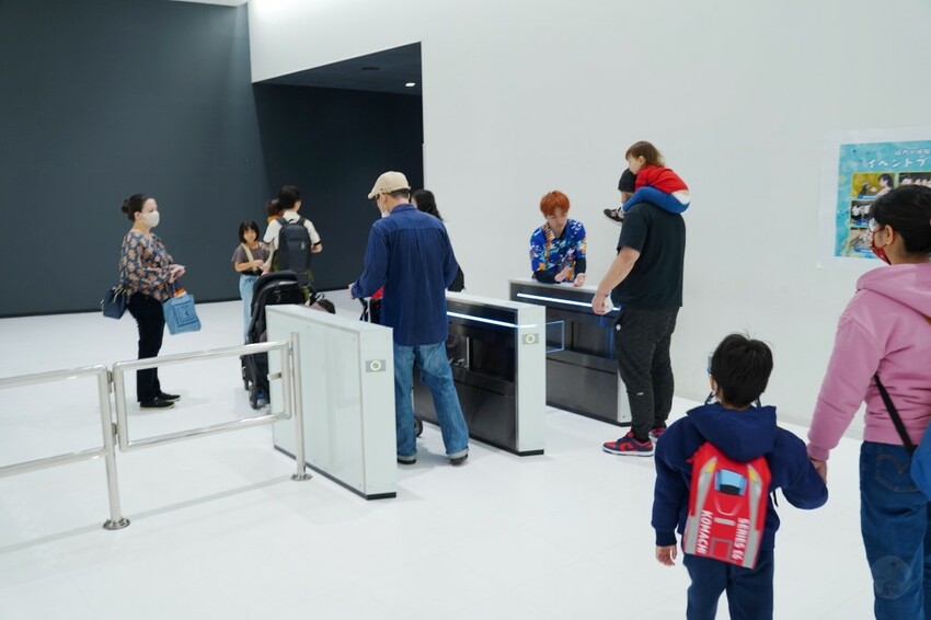 日本沖繩新型娛樂水族館、餵食預約、門票＆交通全解析｜DMM KARIYUSHI水族館完整攻略