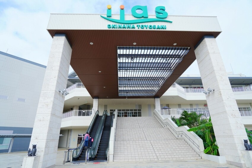 日本沖繩新型娛樂水族館、餵食預約、門票＆交通全解析｜DMM KARIYUSHI水族館完整攻略