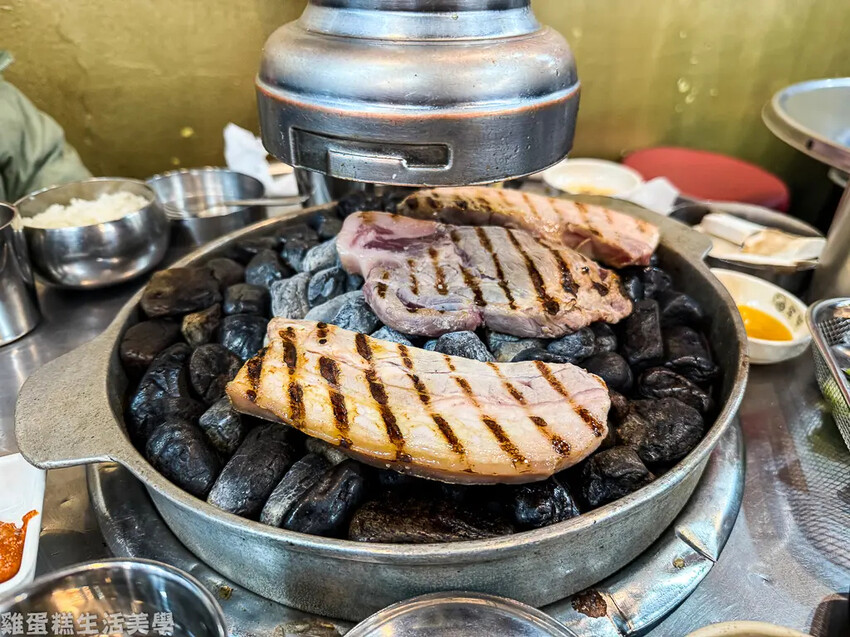 【韓國食記】小豬存錢桶石頭烤肉 - 位在弘大商圈內的平價烤肉 【韓國食記】小豬存錢桶石頭烤肉 - 位在弘大商圈內的平價烤肉