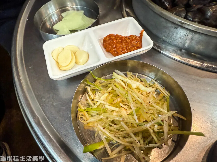 【韓國食記】小豬存錢桶石頭烤肉 - 位在弘大商圈內的平價烤肉 【韓國食記】小豬存錢桶石頭烤肉 - 位在弘大商圈內的平價烤肉