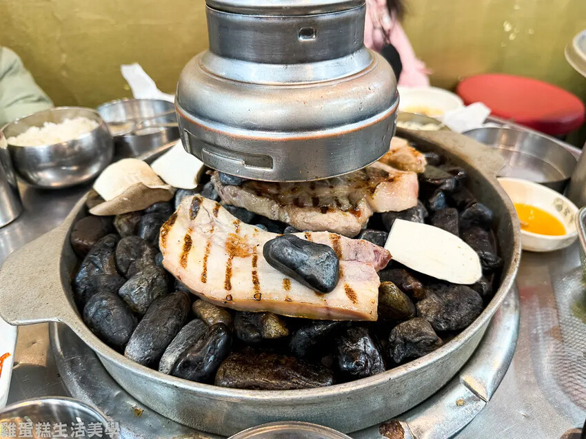 【韓國食記】小豬存錢桶石頭烤肉 - 位在弘大商圈內的平價烤肉 【韓國食記】小豬存錢桶石頭烤肉 - 位在弘大商圈內的平價烤肉