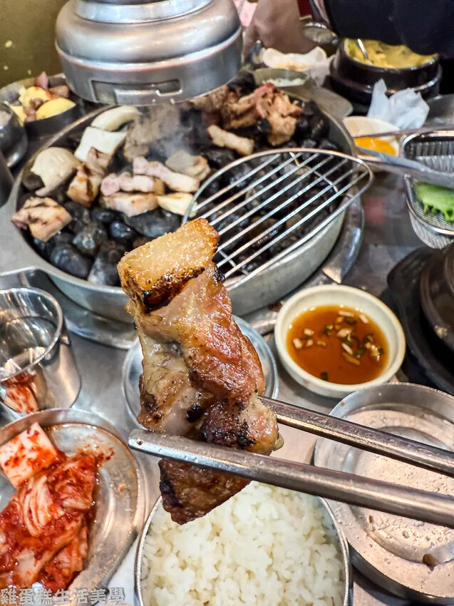 【韓國食記】小豬存錢桶石頭烤肉 - 位在弘大商圈內的平價烤肉 【韓國食記】小豬存錢桶石頭烤肉 - 位在弘大商圈內的平價烤肉