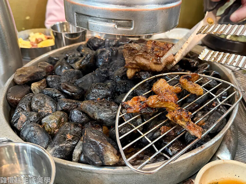 【韓國食記】小豬存錢桶石頭烤肉 - 位在弘大商圈內的平價烤肉 【韓國食記】小豬存錢桶石頭烤肉 - 位在弘大商圈內的平價烤肉