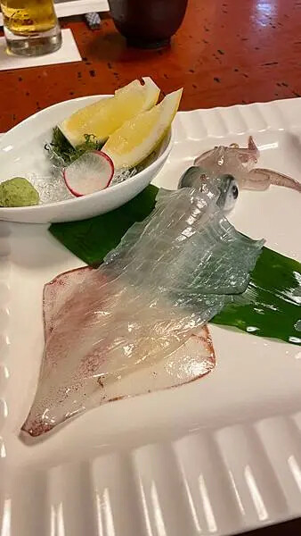 日本2024九州自由行-活烏賊上桌超吸睛，動起來的烏賊生魚片-河太郎 中州本店