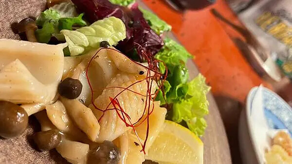 日本2024九州自由行-活烏賊上桌超吸睛，動起來的烏賊生魚片-河太郎 中州本店