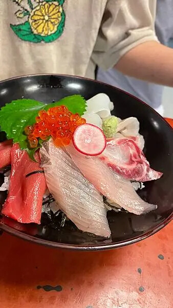 日本2024九州自由行-活烏賊上桌超吸睛，動起來的烏賊生魚片-河太郎 中州本店