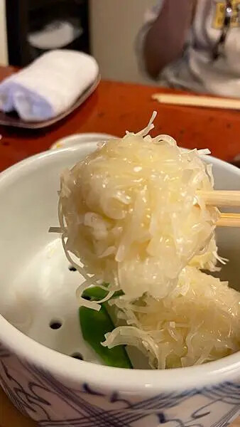 日本2024九州自由行-活烏賊上桌超吸睛，動起來的烏賊生魚片-河太郎 中州本店