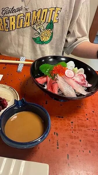 日本2024九州自由行-活烏賊上桌超吸睛，動起來的烏賊生魚片-河太郎 中州本店