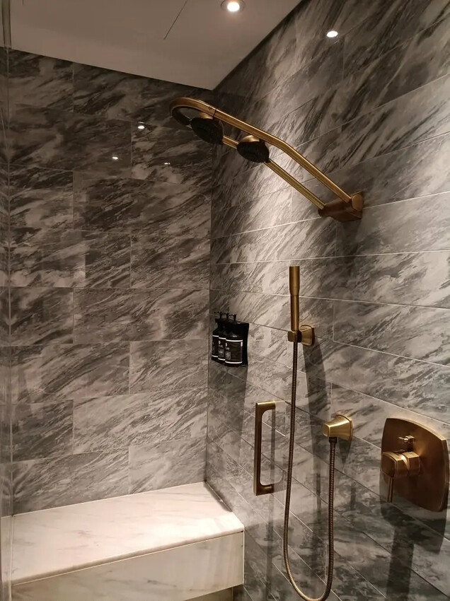 澳門2024澳門|上葡京綜合度假村。豪華雙床房~房間空間寬敞、冰箱迎賓飲料首日入住免費招待、浴室乾溼分離，飯店