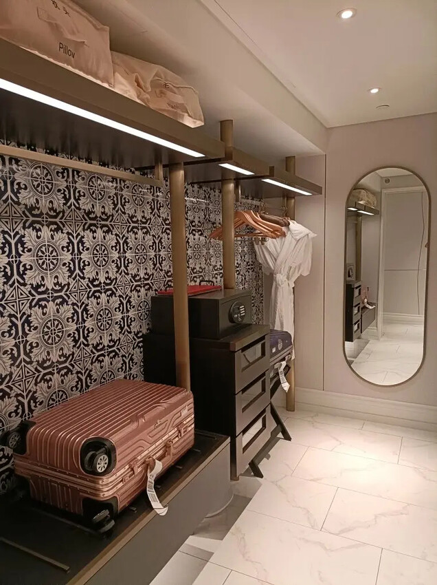 澳門2024澳門|上葡京綜合度假村。豪華雙床房~房間空間寬敞、冰箱迎賓飲料首日入住免費招待、浴室乾溼分離，飯店