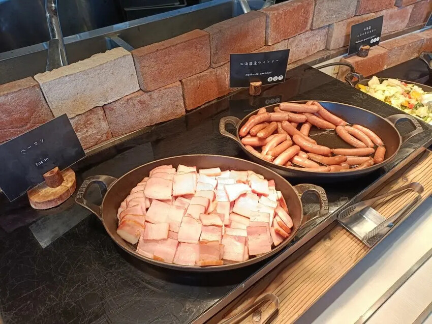 日本2024東京北海道|乃之風度假酒店(乃の風リゾート)自助早餐篇。海鮮茶泡飯、海鮮御飯糰、現做鬆餅、現榨蘋果