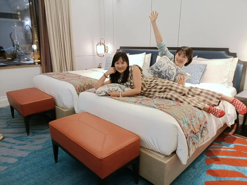 澳門2024澳門|上葡京綜合度假村。豪華雙床房~房間空間寬敞、冰箱迎賓飲料首日入住免費招待、浴室乾溼分離，飯店