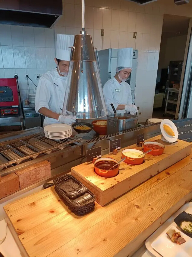 日本2024東京北海道|乃之風度假酒店(乃の風リゾート)自助早餐篇。海鮮茶泡飯、海鮮御飯糰、現做鬆餅、現榨蘋果