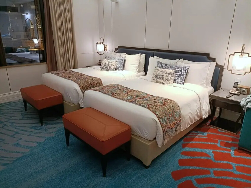 澳門2024澳門|上葡京綜合度假村。豪華雙床房~房間空間寬敞、冰箱迎賓飲料首日入住免費招待、浴室乾溼分離，飯店