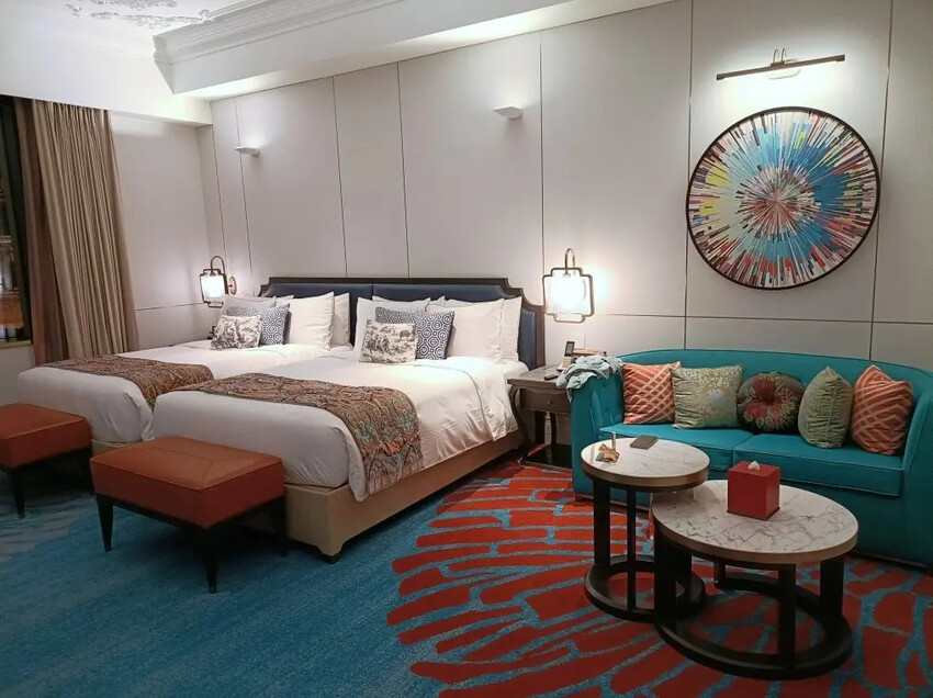 澳門2024澳門|上葡京綜合度假村。豪華雙床房~房間空間寬敞、冰箱迎賓飲料首日入住免費招待、浴室乾溼分離，飯店