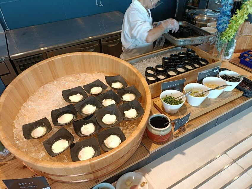 日本2024東京北海道|乃之風度假酒店(乃の風リゾート)自助早餐篇。海鮮茶泡飯、海鮮御飯糰、現做鬆餅、現榨蘋果