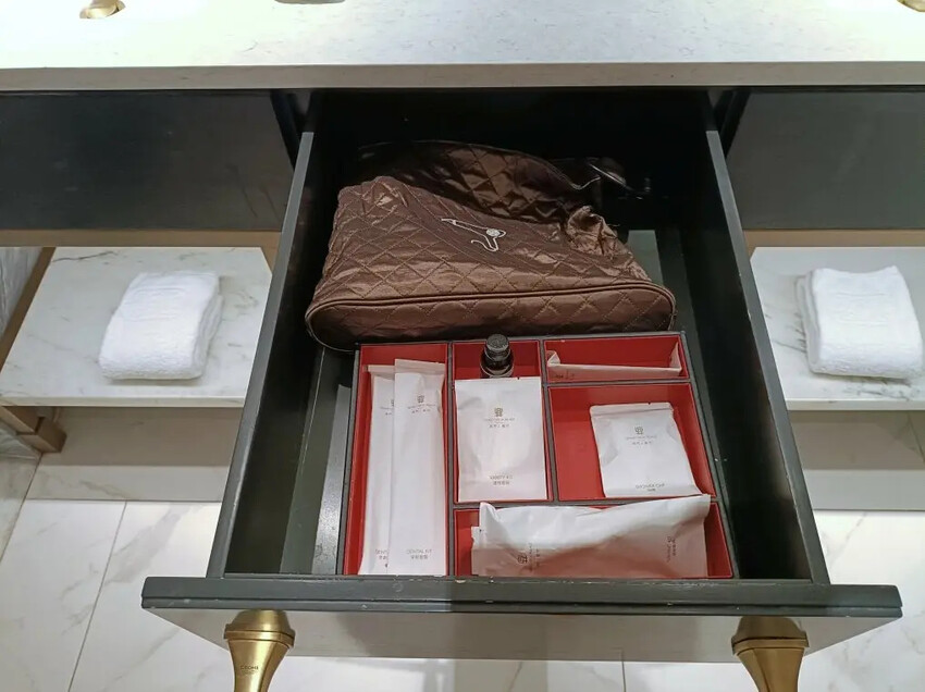 澳門2024澳門|上葡京綜合度假村。豪華雙床房~房間空間寬敞、冰箱迎賓飲料首日入住免費招待、浴室乾溼分離，飯店