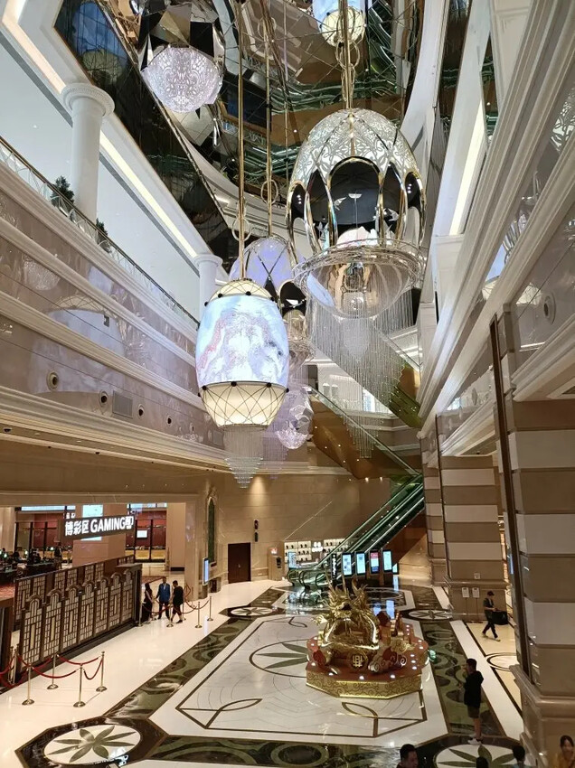 澳門2024澳門|上葡京綜合度假村。豪華雙床房~房間空間寬敞、冰箱迎賓飲料首日入住免費招待、浴室乾溼分離，飯店