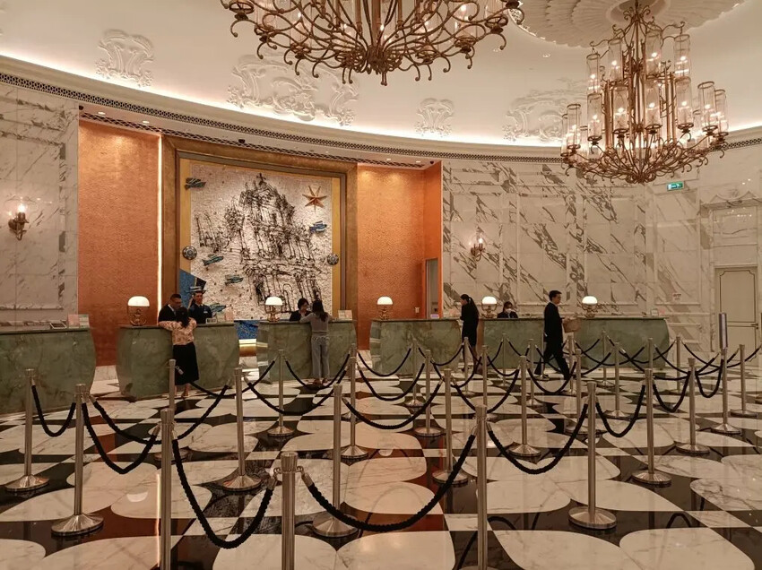 澳門2024澳門|上葡京綜合度假村。豪華雙床房~房間空間寬敞、冰箱迎賓飲料首日入住免費招待、浴室乾溼分離，飯店