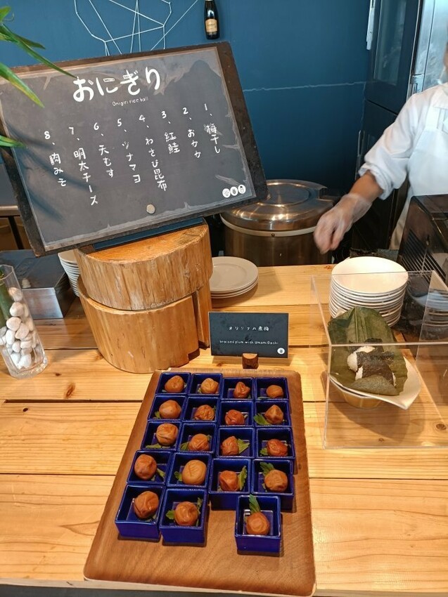 日本2024東京北海道|乃之風度假酒店(乃の風リゾート)自助早餐篇。海鮮茶泡飯、海鮮御飯糰、現做鬆餅、現榨蘋果