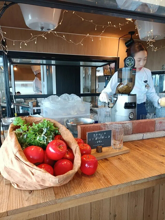 日本2024東京北海道|乃之風度假酒店(乃の風リゾート)自助早餐篇。海鮮茶泡飯、海鮮御飯糰、現做鬆餅、現榨蘋果