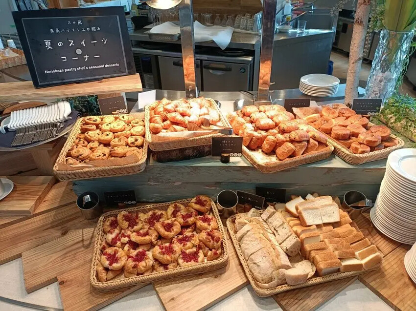 日本2024東京北海道|乃之風度假酒店(乃の風リゾート)自助早餐篇。海鮮茶泡飯、海鮮御飯糰、現做鬆餅、現榨蘋果