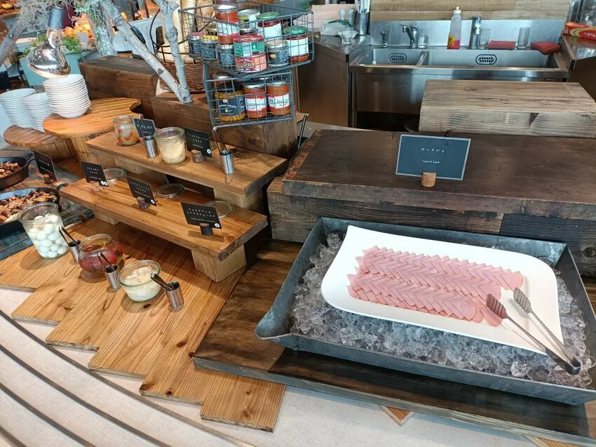 日本2024東京北海道|乃之風度假酒店(乃の風リゾート)自助早餐篇。海鮮茶泡飯、海鮮御飯糰、現做鬆餅、現榨蘋果